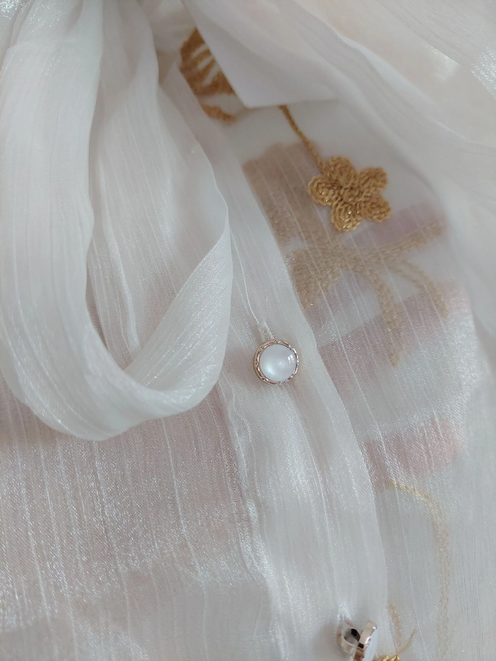 Deslumbrante Blusa Lily Rose Branca e Dourada com Pérolas – photo 4
